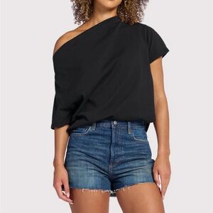 Nuuds Off the shoulder t shirt